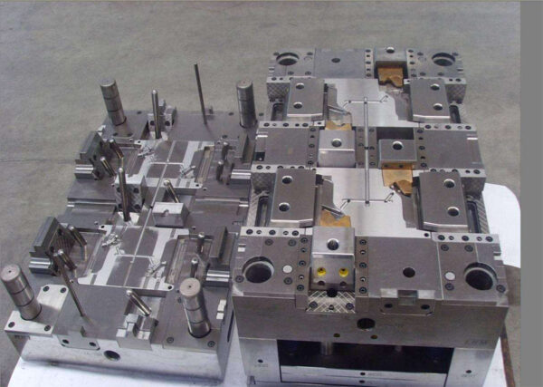 Injection mold with sliders